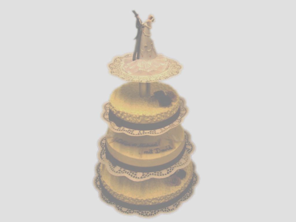 Hochzeitstorte, 3-stöckig, auf Gestell,