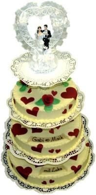 Eine Hochzeitstorte mit einer Braut- und Bräutigamfigur obenauf