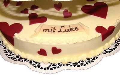 Ein Kuchen mit roten Herzen und dem Namen mit Luke darauf