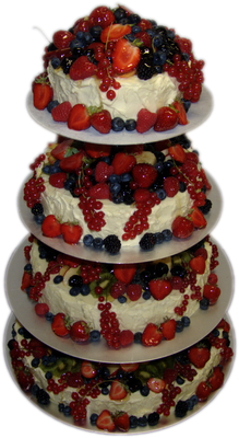 Eine dreistöckige Torte mit Beeren obendrauf