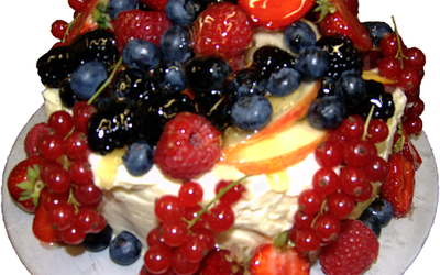 Ein Kuchen mit Beeren darauf auf einem weißen Teller