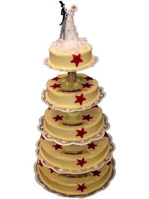 Eine Hochzeitstorte mit einer Braut- und Bräutigamfigur obenauf