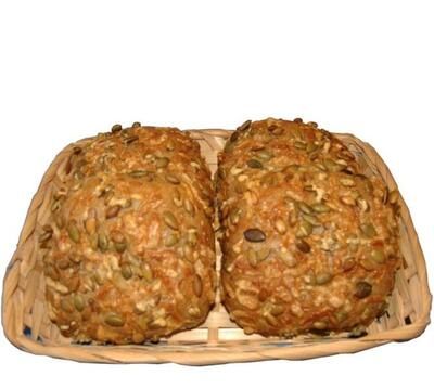 Zwei Brote mit Kürbiskernen in einem Korb