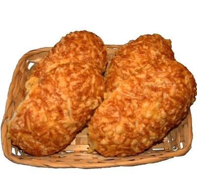 Drei Käse-Croissants in einem Korb auf weißem Hintergrund