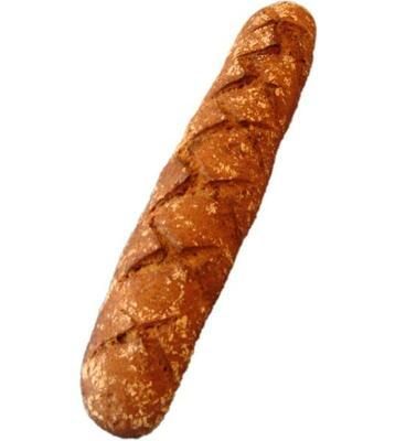 Ein langer Laib Schwarzbrot auf weißem Hintergrund