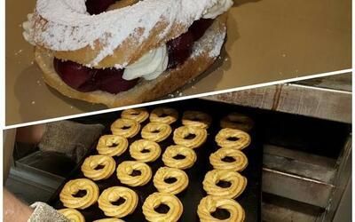 Auf einem Tisch liegen ein Sandwich und ein Haufen Kekse.