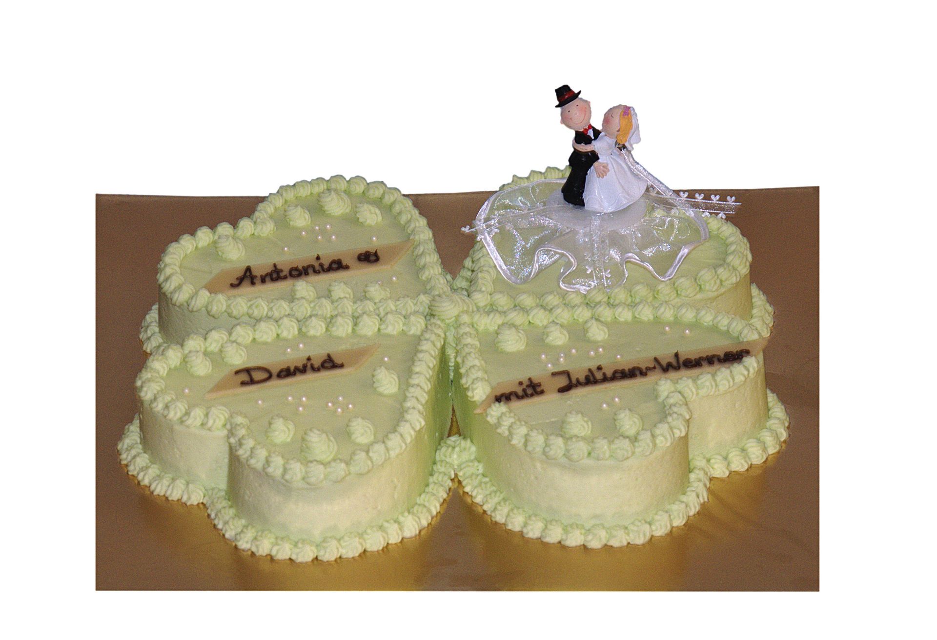 Eine Hochzeitstorte in Form eines vierblättrigen Kleeblatts
