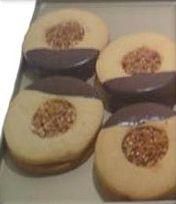 Eine Nahaufnahme eines Tabletts mit Keksen auf einem Tisch.