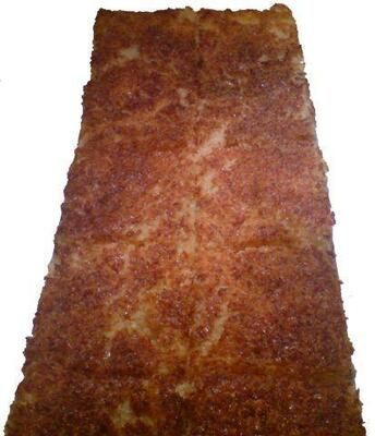 Ein Stück Brot liegt auf einer weißen Oberfläche