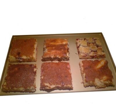 Ein Tablett mit sechs Quadraten Essen darauf