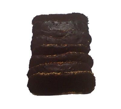 Eine Nahaufnahme einer Tafel Schokolade auf weißem Hintergrund