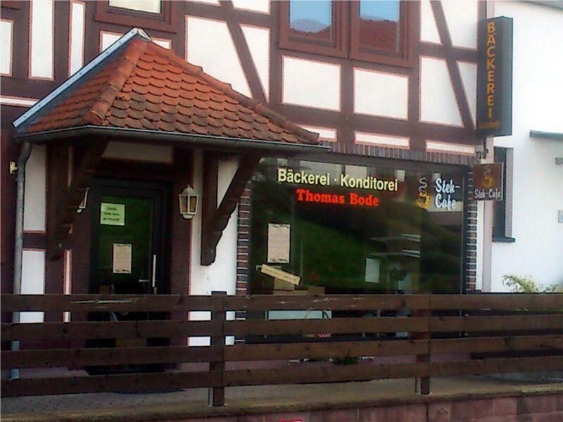 Ein Gebäude mit einem Schild mit der Aufschrift "Thomas Bode" darauf