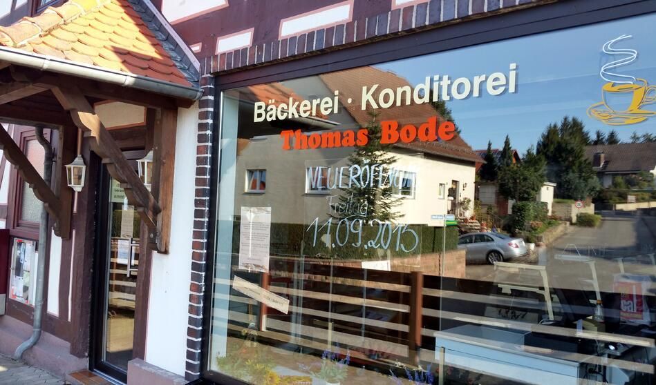 Eine Bäckerei mit einem Schild mit der Aufschrift „Thomas Bode“