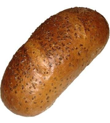 Ein Laib Brot mit Körnern darauf auf weißem Hintergrund