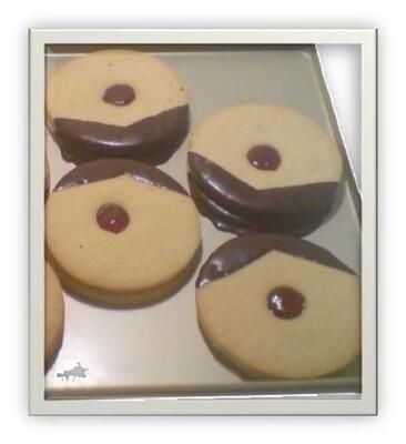 Ein Tablett mit Keksen mit Schokoladenglasur