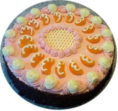 Ein Kuchen mit rosa Zuckerguss und weißen Zahlen darauf