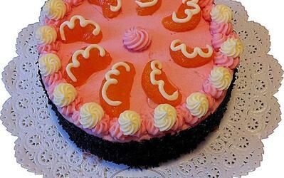 Ein rosa Kuchen mit der Zahl 3 darauf