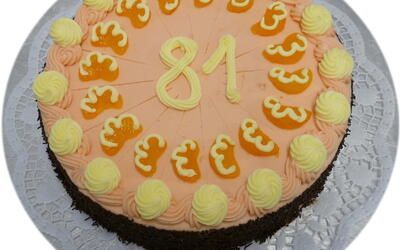 Eine Geburtstagstorte mit der Zahl 81 darauf.
