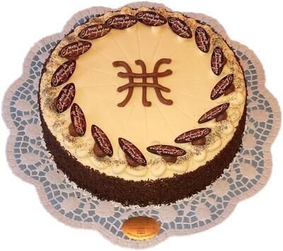 Ein Kuchen mit dem Buchstaben H darauf