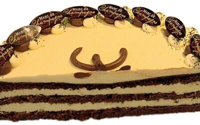 Ein Stück Kuchen mit Schokoladendekoration und dem Wort Champagner darauf