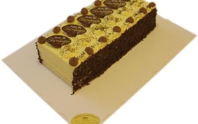 Ein langer Kuchen mit Schokoladenstückchen obendrauf