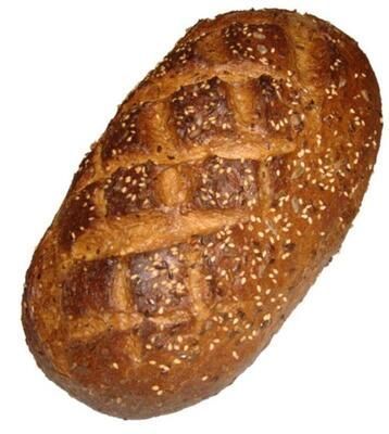 Ein Laib Brot mit Sesamkörnern darauf