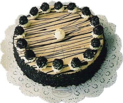 Ein Schokoladenkuchen mit Brombeeren und Schlagsahne obenauf