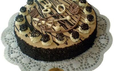 Ein Schokoladenkuchen mit der Zahl 80 darauf