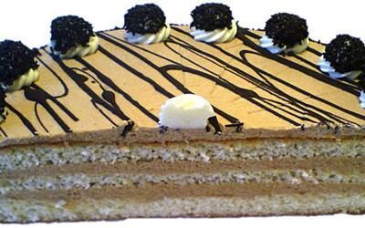 Ein Stück Kuchen mit Schokoladenglasur und Beeren obendrauf