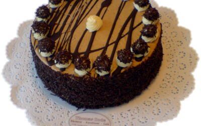 Ein Schokoladenkuchen liegt auf einem weißen Tischset