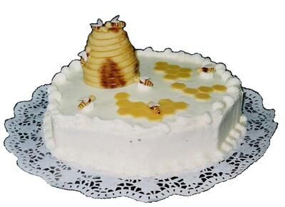 Ein Kuchen mit einem Bienenstock darauf