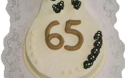Ein weißer Kuchen mit der Zahl 65 darauf