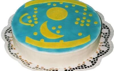 Ein blau-gelber Kuchen mit einer Mondsichel darauf