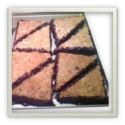 Ein Tablett mit in Dreiecke geschnittenen Brownies auf einem Tisch