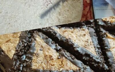 Eine Nahaufnahme eines Stücks Schokoladenkuchen auf einem Tisch.