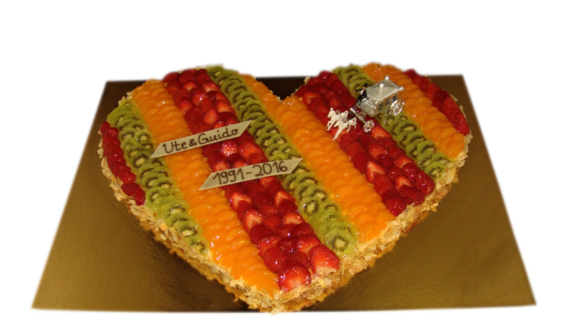 Ein herzförmiger Kuchen mit den Namen Sabine und Markus darauf