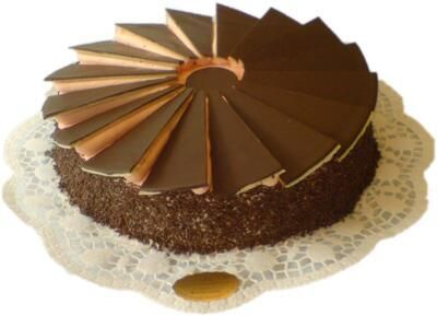 Ein Schokoladenkuchen liegt auf einer weißen Spitzenserviette