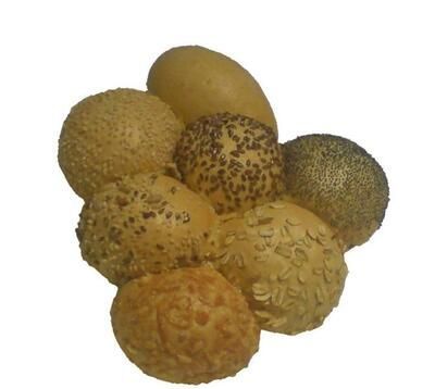 Ein Bündel verschiedener Brotsorten auf weißem Hintergrund