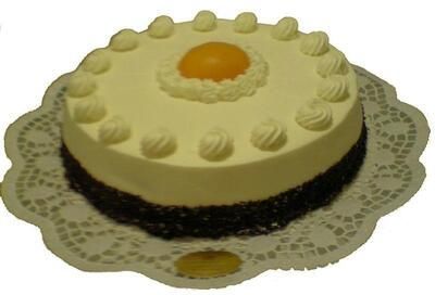 Ein weißer Kuchen mit einem gelben Kreis obenauf