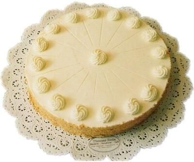 Ein Kuchen mit weißem Zuckerguss und Schnörkeln darauf