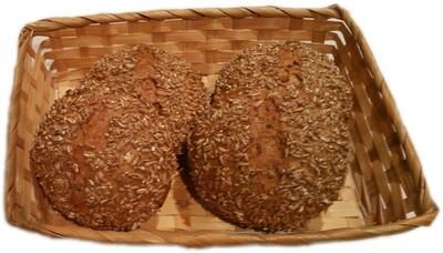 Zwei Stücke Brot liegen in einem Korb auf weißem Hintergrund.