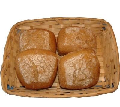 Vier Laibe Brot in einem Korb auf weißem Hintergrund