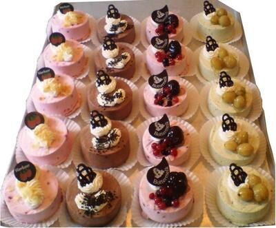 Ein Tablett mit Cupcakes mit verschiedenen Geschmacksrichtungen