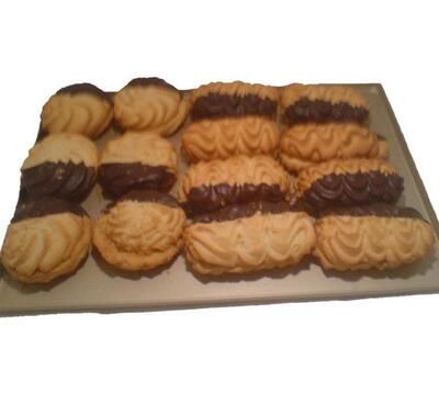 Ein Tablett mit Keksen mit Schokoladenglasur darauf