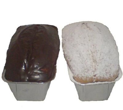 Zwei Laibe Brot, ein Schokoladenbrot und ein Weißbrot, mit Puderzucker überzogen