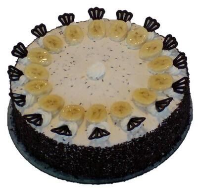 Ein Bananenkuchen mit Schlagsahne und Bananenscheiben obenauf