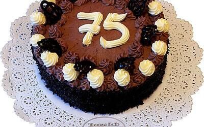 Ein Schokoladenkuchen mit der Zahl 75 darauf