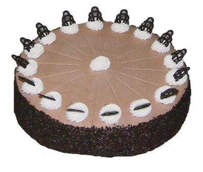 Ein Schokoladenkuchen mit weißem Zuckerguss und Schokostreuseln