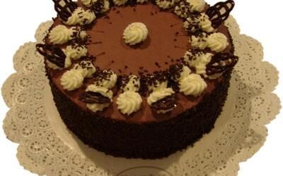 Ein Schokoladenkuchen mit Schlagsahne und Schokostreuseln obenauf