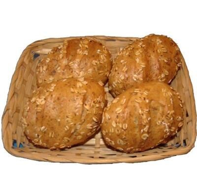 Vier Brötchen im Korb mit Sesamkörnern darauf